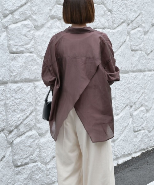 qualite scape（カリテ スケープ）の「【大人シアーシャツ】バックスリットシアーシャツ/後ろ姿映える/大人の抜け感/体型カバー（シャツ/ブラウス・レディース・ホワイト/ピンク/チャコールグレー/サックスブルー/ブラウン/オフホワイト/スモークピンク・フリー）」の21枚目の写真