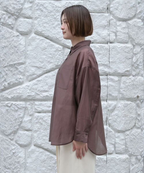 qualite scape（カリテ スケープ）の「【大人シアーシャツ】バックスリットシアーシャツ/後ろ姿映える/大人の抜け感/体型カバー（シャツ/ブラウス・レディース・ホワイト/ピンク/チャコールグレー/サックスブルー/ブラウン/オフホワイト/スモークピンク・フリー）」の16枚目の写真