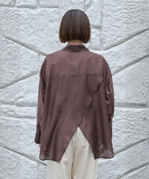 qualite scape（カリテ スケープ）の「【大人シアーシャツ】バックスリットシアーシャツ/後ろ姿映える/大人の抜け感/体型カバー（シャツ/ブラウス・レディース・ホワイト/ピンク/チャコールグレー/サックスブルー/ブラウン/オフホワイト/スモークピンク・フリー）」の15枚目の写真