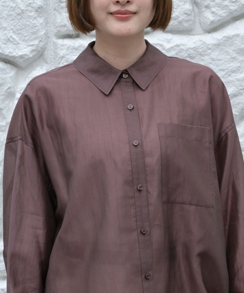 qualite scape（カリテ スケープ）の「【大人シアーシャツ】バックスリットシアーシャツ/後ろ姿映える/大人の抜け感/体型カバー（シャツ/ブラウス・レディース・ホワイト/ピンク/チャコールグレー/サックスブルー/ブラウン/オフホワイト/スモークピンク・フリー）」の14枚目の写真