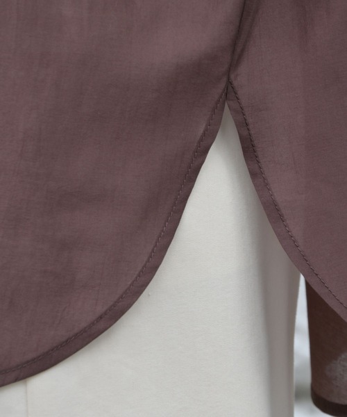 qualite scape（カリテ スケープ）の「【大人シアーシャツ】バックスリットシアーシャツ/後ろ姿映える/大人の抜け感/体型カバー（シャツ/ブラウス・レディース・ホワイト/ピンク/チャコールグレー/サックスブルー/ブラウン/オフホワイト/スモークピンク・フリー）」の11枚目の写真