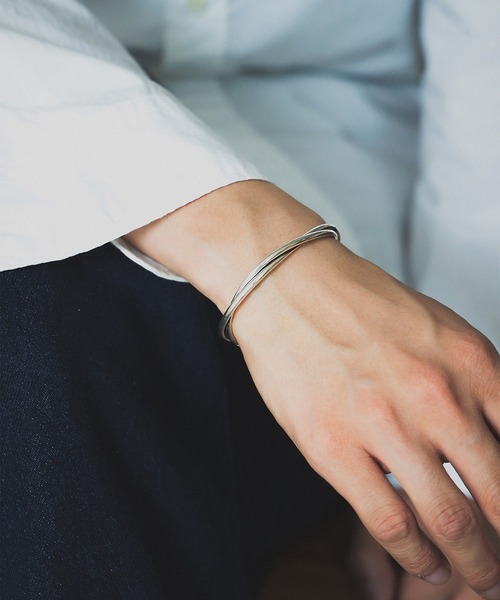 BRILLA per il gusto(ブリッラペルイルグースト)の「BASENOTES / ツイン バングル(ブレスレット・メンズ・シルバー・ONE SIZE)」の4枚目の写真