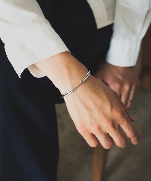 BRILLA per il gusto(ブリッラペルイルグースト)の「BASENOTES / ツイン バングル(ブレスレット・メンズ・シルバー・ONE SIZE)」の5枚目の写真