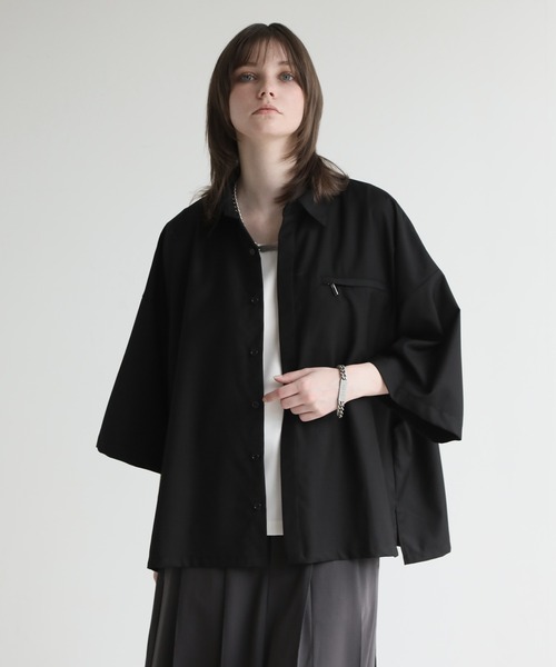ELLUV(エルブ)の「【ELLUV/エルヴ】サマーTR ジップポケット ハーフスリーブ オーバーサイズシャツ(シャツ/ブラウス・メンズ・サックスブルー/ブラック/ホワイト・L/M/S)」の2枚目の写真