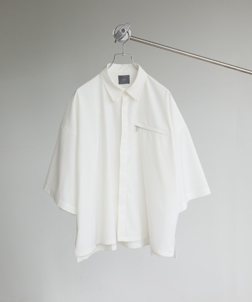 ELLUV(エルブ)の「【ELLUV/エルヴ】サマーTR ジップポケット ハーフスリーブ オーバーサイズシャツ(シャツ/ブラウス・メンズ・サックスブルー/ブラック/ホワイト・L/M/S)」の4枚目の写真
