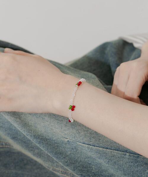 SMELLY(スメリー)の「チェリーモチーフクリアビーズブレスレット(ブレスレット・レディース・クリア・-)」の6枚目の写真