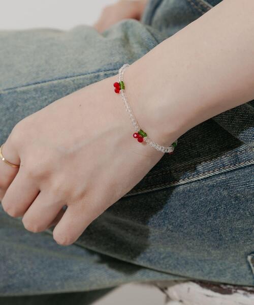 SMELLY(スメリー)の「チェリーモチーフクリアビーズブレスレット(ブレスレット・レディース・クリア・-)」の4枚目の写真