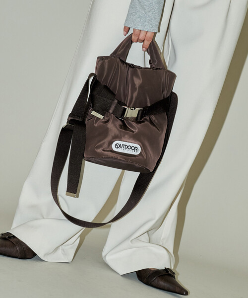 OUTDOOR PRODUCTS(アウトドアプロダクツ)の「OUTDOOR PRODUCTS/アウトドアプロダクツ ベルト付き パデッド トートバッグ XS 限定展開(ショルダーバッグ・レディース・ブラック/ブラウン/シルバー・フリ-)」の2枚目の写真