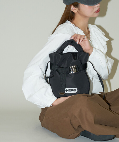OUTDOOR PRODUCTS(アウトドアプロダクツ)の「OUTDOOR PRODUCTS/アウトドアプロダクツ ベルト付き パデッド トートバッグ XS 限定展開(ショルダーバッグ・レディース・ブラック/ブラウン/シルバー・フリ-)」の1枚目の写真