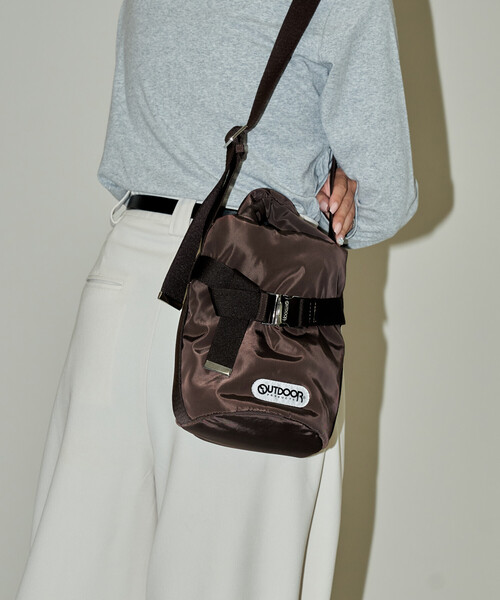 OUTDOOR PRODUCTS(アウトドアプロダクツ)の「OUTDOOR PRODUCTS/アウトドアプロダクツ ベルト付き パデッド トートバッグ XS 限定展開(ショルダーバッグ・レディース・ブラック/ブラウン/シルバー・フリ-)」の18枚目の写真