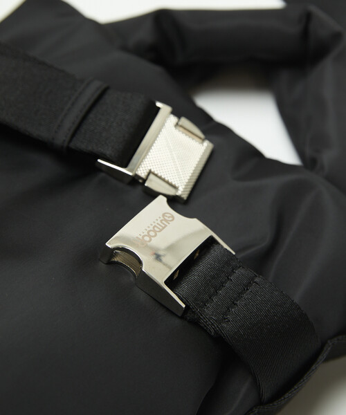 OUTDOOR PRODUCTS(アウトドアプロダクツ)の「OUTDOOR PRODUCTS/アウトドアプロダクツ ベルト付き パデッド トートバッグ XS 限定展開(ショルダーバッグ・レディース・ブラック/ブラウン/シルバー・フリ-)」の7枚目の写真