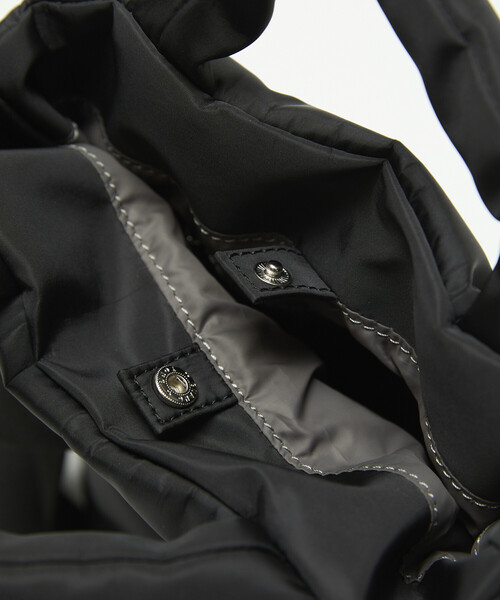 OUTDOOR PRODUCTS(アウトドアプロダクツ)の「OUTDOOR PRODUCTS/アウトドアプロダクツ ベルト付き パデッド トートバッグ XS 限定展開(ショルダーバッグ・レディース・ブラック/ブラウン/シルバー・フリ-)」の8枚目の写真