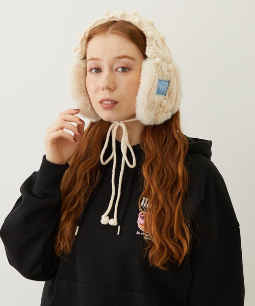 MILKFED.（ミルクフェド）の「CABLE KNIT EARMUFFS（イヤーマフ・レディース・オフホワイト/アッシュ/ブラック/ライトピンク・ONE SIZE）」の6枚目の写真