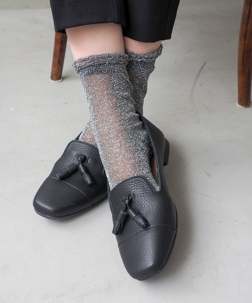 ENあしながおじさん（エンアシナガオジサン）の「防水│タッセルオペラシューズ　5360607（パンプス・レディース・グレイッシュベージュ/ブラック・23cm/23.5cm/24cm/24.5cm/22.5cm）」の2枚目の写真