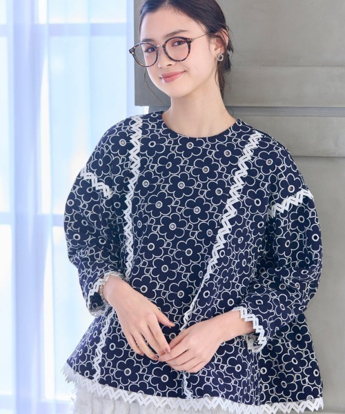 Chesty(チェスティー)の「Cabbage フラワーパターン刺繍トップス(シャツ/ブラウス・レディース・ホワイト/ネイビー・0/1)」の2枚目の写真