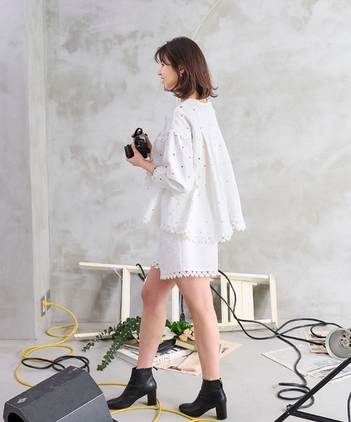 Chesty(チェスティー)の「Cabbage フラワーパターン刺繍トップス(シャツ/ブラウス・レディース・ホワイト/ネイビー・0/1)」の16枚目の写真