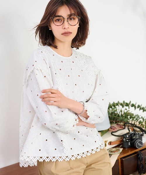 Chesty(チェスティー)の「Cabbage フラワーパターン刺繍トップス(シャツ/ブラウス・レディース・ホワイト/ネイビー・0/1)」の17枚目の写真