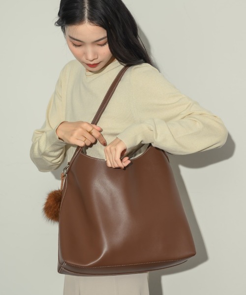 NEUNA（ヌナ）の「ステッチエコレザーバック（ショルダーバッグ・レディース・ブラック/ブラウン・FREE）」の4枚目の写真