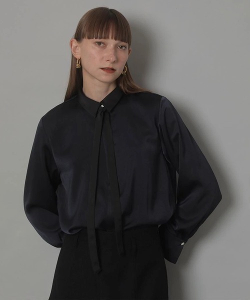 CADUNE（カデュネ）の「ナロータイブラウス（シャツ/ブラウス・レディース・ホワイト/ネイビー・36/38）」の2枚目の写真