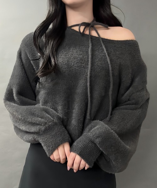 junoah(ジュノア)の「【紐取り外し可能】ワンショルチョーカーシャギーニットトップス(ニット/セーター・レディース・アイボリー/チャコール/モカ・LARGE/MEDIUM)」の3枚目の写真
