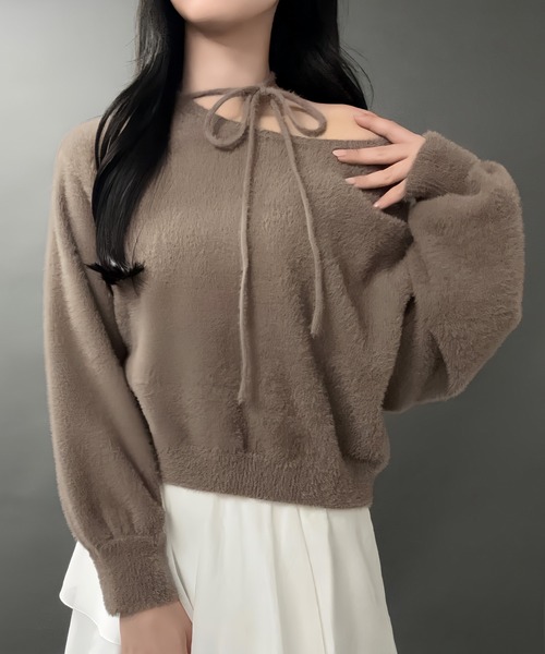 junoah(ジュノア)の「【紐取り外し可能】ワンショルチョーカーシャギーニットトップス(ニット/セーター・レディース・アイボリー/チャコール/モカ・LARGE/MEDIUM)」の1枚目の写真