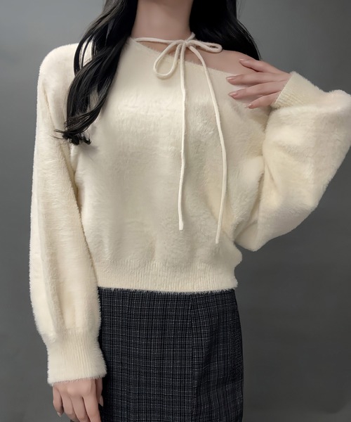 junoah(ジュノア)の「【紐取り外し可能】ワンショルチョーカーシャギーニットトップス(ニット/セーター・レディース・アイボリー/チャコール/モカ・LARGE/MEDIUM)」の4枚目の写真