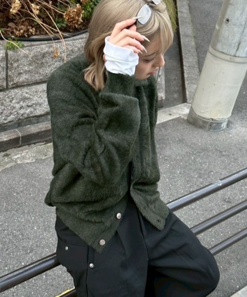 Chikashitsu +（チカシツプラス）の「【Chikashitsu +】hairy button cardigan / 【チカシツプラス】ヘアリーボタンカーディガン <着用動画あり>（カーディガン/ボレロ・メンズ・ブラック/アイボリー/ネイビー/ベージュ/カーキ・ONE SIZE）」の9枚目の写真