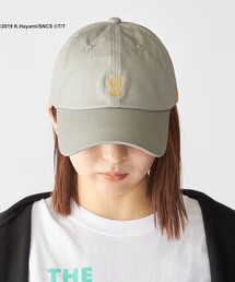 SHIPS（シップス）の「SHIPS: 日曜劇場『ザ・ロイヤルファミリー』ホースシューロゴ エンブロイダリー オーバーフィット キャップ（キャップ・レディース）」