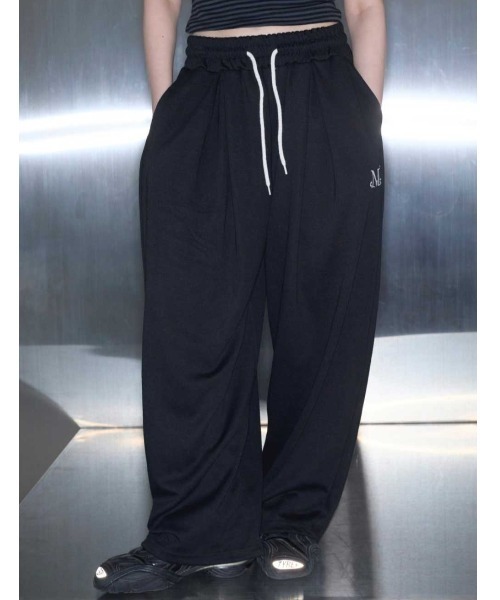 MUCENT(ムセント)の「A'GEM/9 × .kom 『MUCENT/ムーセント』 SIGNATURE FOUR PINTUCK WIDE SWEAT PANTS/4ピンタックワイドスウェットパンツ(スウェットパンツ・レディース・グレー/ブラック・FREE)」の2枚目の写真