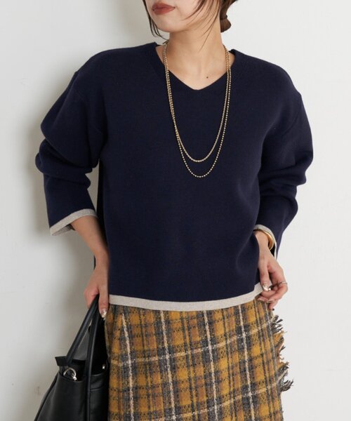 Jena espace merveilleux（ジェナ　エスパスメルヴェイユ）の「ラメラインVニット（ニット/セーター・レディース・ブルー/ベージュ/ネイビー・FREE）」の2枚目の写真