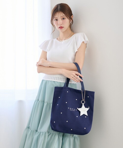 TOCCA(トッカ)の「LUCKY TWINKLE CANVASTOTE キャンバストートバッグ(トートバッグ・レディース・ブラック系/ライトグレー系/レッド系/ネイビー系/アイボリー系・F)」の4枚目の写真