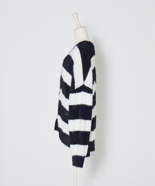 AVENCHUMU(アバンチュウム)の「Pierced brass knuckles border shaggy knit cardbigan(カーディガン/ボレロ・レディース・ピンク/ブラック・FREE)」の12枚目の写真