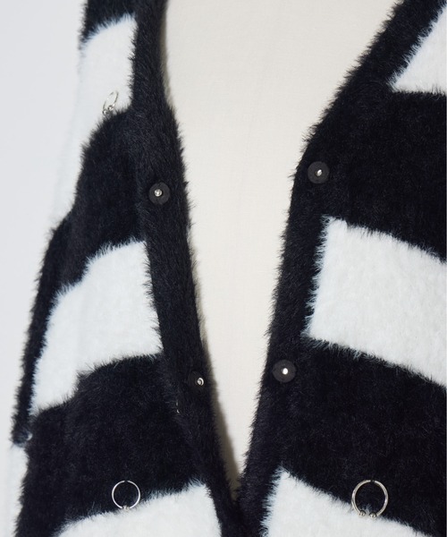 AVENCHUMU(アバンチュウム)の「Pierced brass knuckles border shaggy knit cardbigan(カーディガン/ボレロ・レディース・ピンク/ブラック・FREE)」の19枚目の写真