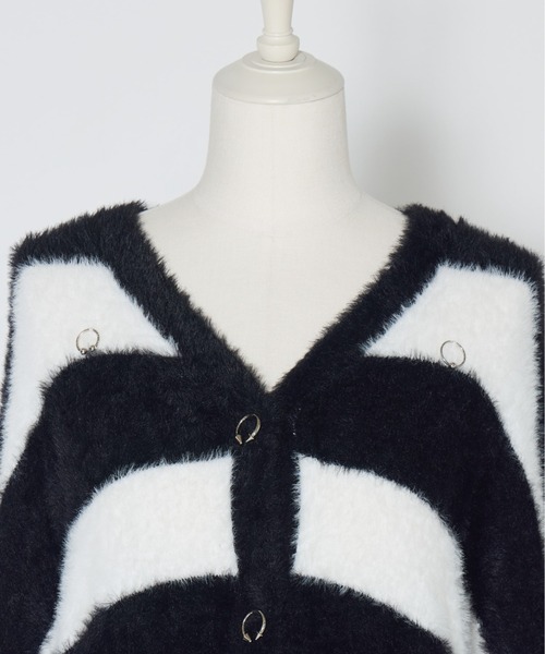 AVENCHUMU(アバンチュウム)の「Pierced brass knuckles border shaggy knit cardbigan(カーディガン/ボレロ・レディース・ピンク/ブラック・FREE)」の14枚目の写真