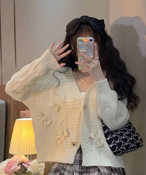 VIBGYOR Women（ヴィブジョー　ウィメン）の「【Mayree】リボン デザイン Vネック カーディガン（カーディガン/ボレロ・レディース・アイボリー・MEDIUM/SMALL）」の2枚目の写真