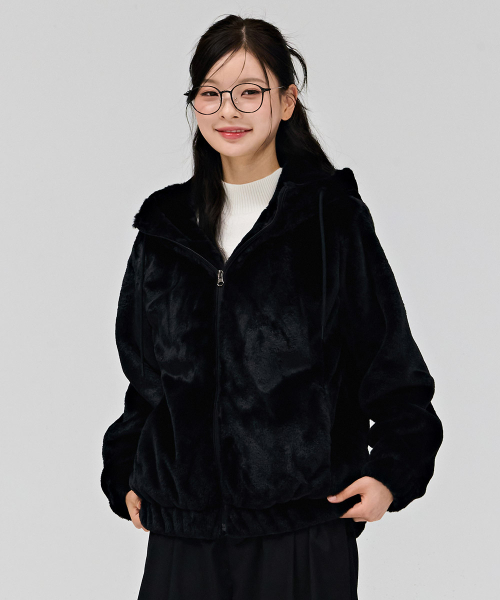 CHASECULT(チェイスカルト)の「女性ファー フードジップアップ-ブラック(パーカー・レディース・ブラック・90/85)」の2枚目の写真