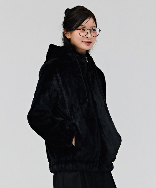 CHASECULT(チェイスカルト)の「女性ファー フードジップアップ-ブラック(パーカー・レディース・ブラック・90/85)」の4枚目の写真