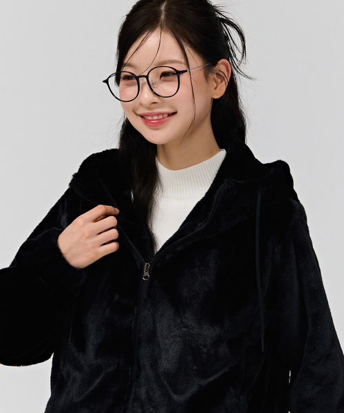 CHASECULT(チェイスカルト)の「女性ファー フードジップアップ-ブラック(パーカー・レディース・ブラック・90/85)」の5枚目の写真