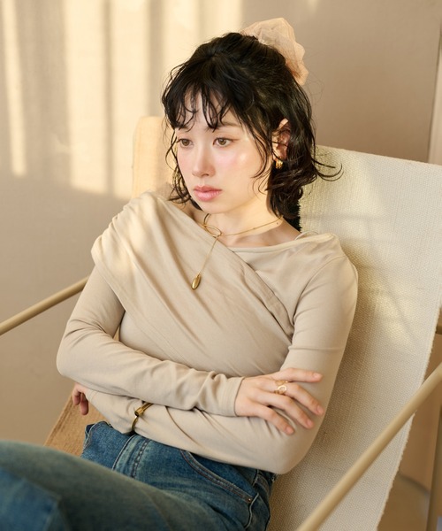 LAULEN(ローレン)の「asymmetry gather tops /アシンメトリーギャザーストレッチ長袖トップス(Tシャツ/カットソー・レディース・ブラック/ベージュ/チャコールグレー・FREE)」の3枚目の写真