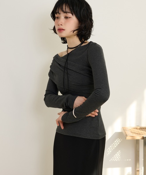 LAULEN(ローレン)の「asymmetry gather tops /アシンメトリーギャザーストレッチ長袖トップス(Tシャツ/カットソー・レディース・ブラック/ベージュ/チャコールグレー・FREE)」の1枚目の写真