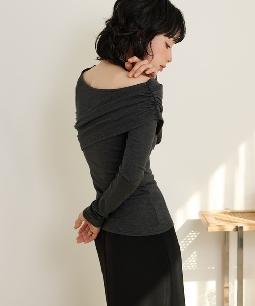 LAULEN(ローレン)の「asymmetry gather tops /アシンメトリーギャザーストレッチ長袖トップス(Tシャツ/カットソー・レディース・ブラック/ベージュ/チャコールグレー・FREE)」の4枚目の写真