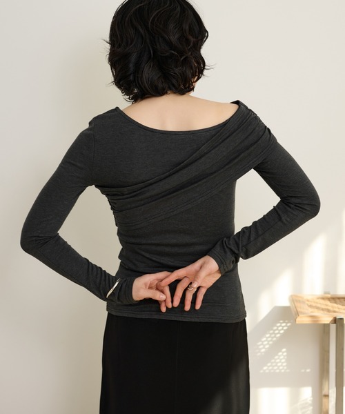 LAULEN(ローレン)の「asymmetry gather tops /アシンメトリーギャザーストレッチ長袖トップス(Tシャツ/カットソー・レディース・ブラック/ベージュ/チャコールグレー・FREE)」の6枚目の写真