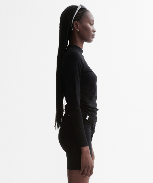 MENASOO(ミナス)の「VENODE Runfree Long Tshirts_Black (Tight Fit)(Tシャツ/カットソー・レディース・ブラック・1/2)」の3枚目の写真