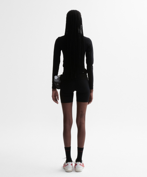 MENASOO(ミナス)の「VENODE Runfree Long Tshirts_Black (Tight Fit)(Tシャツ/カットソー・レディース・ブラック・1/2)」の8枚目の写真