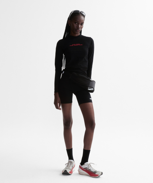 MENASOO(ミナス)の「VENODE Runfree Long Tshirts_Black (Tight Fit)(Tシャツ/カットソー・レディース・ブラック・1/2)」の9枚目の写真