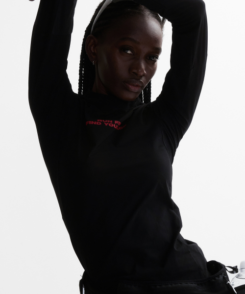 MENASOO(ミナス)の「VENODE Runfree Long Tshirts_Black (Tight Fit)(Tシャツ/カットソー・レディース・ブラック・1/2)」の14枚目の写真