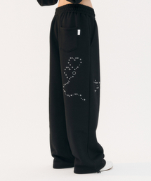 ambler（エムブラー）の「エモジ刺繍ワンタックストリングワイドスウェットパンツAP904（ブラック）（スウェットパンツ）」
