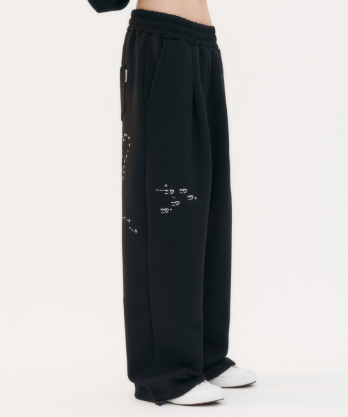 ambler（エムブラー）の「エモジ刺繍ワンタックストリングワイドスウェットパンツAP904（ブラック）（スウェットパンツ・レディース・ブラック・LARGE/MEDIUM/SMALL）」の2枚目の写真