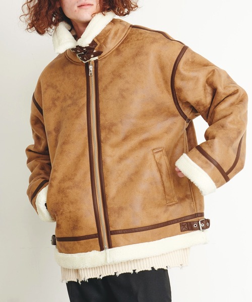 Revo.（レボ）の「オーバーサイズ ボア フェイクムートン B-3タイプ レザーパイピング フライトジャケット（ムートンコート・メンズ・アイボリー/ベージュ/ブラック・L/M）」の3枚目の写真
