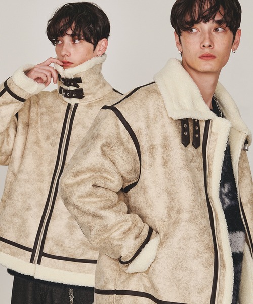 Revo.（レボ）の「オーバーサイズ ボア フェイクムートン B-3タイプ レザーパイピング フライトジャケット（ムートンコート・メンズ・アイボリー/ベージュ/ブラック・L/M）」の2枚目の写真